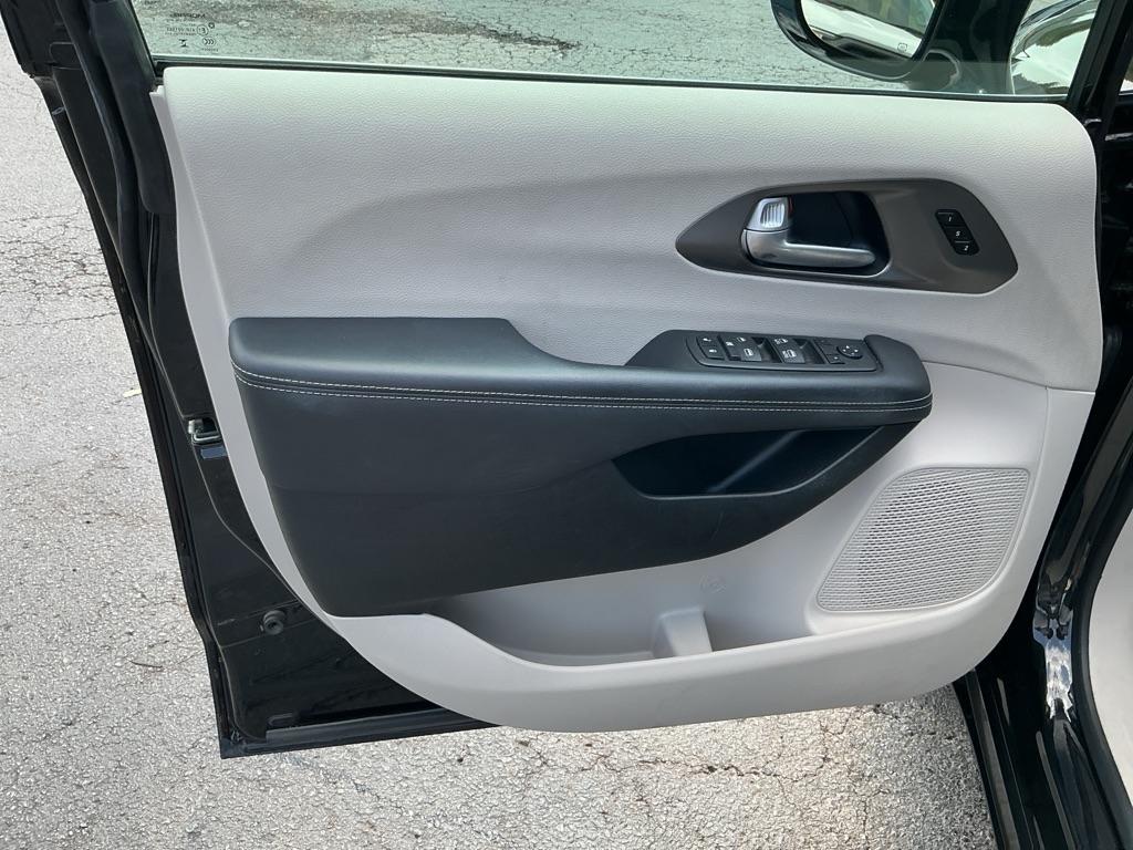 Chrysler Pacifica Touring L FWD 2024
