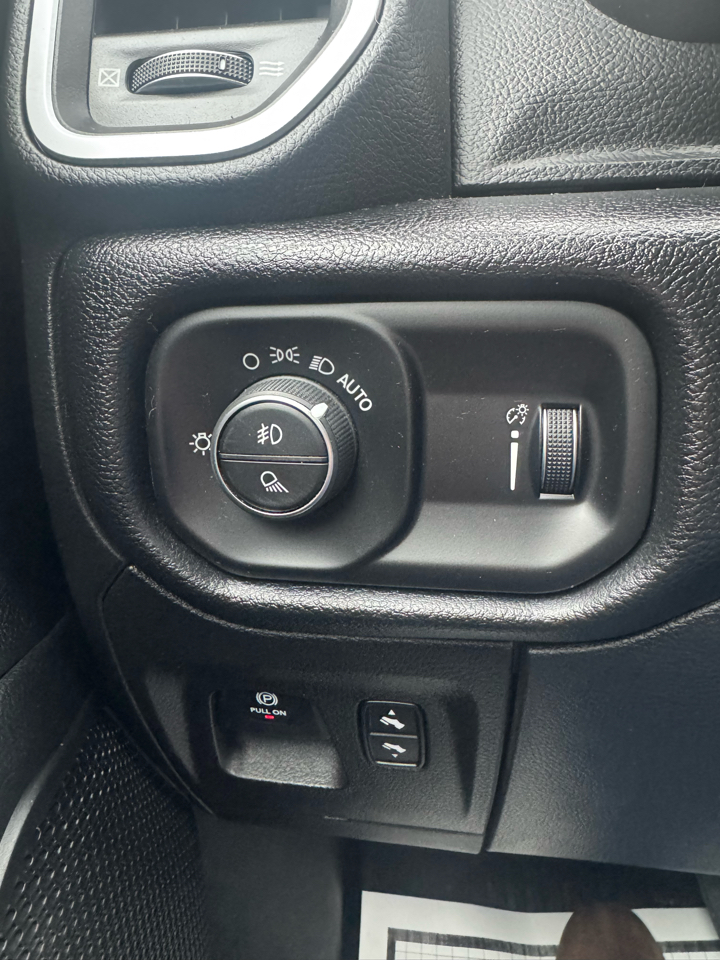 RAM 1500 Big Horn 4x4 Crew Cab 5'7" Box 2020