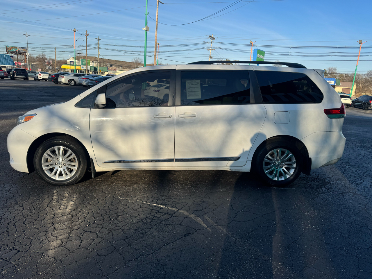 Toyota Sienna 5dr 7-Pass Van V6 XLE AAS FWD (Natl) 2013