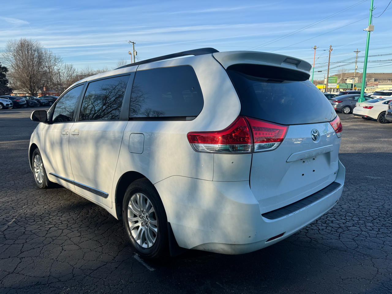 Toyota Sienna 5dr 7-Pass Van V6 XLE AAS FWD (Natl) 2013