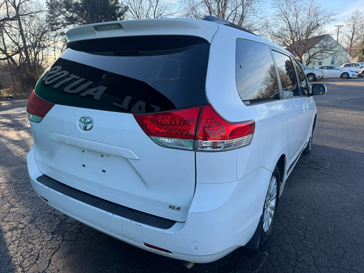 Toyota Sienna 5dr 7-Pass Van V6 XLE AAS FWD (Natl) 2013