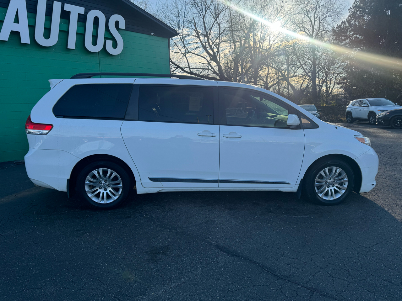 Toyota Sienna 5dr 7-Pass Van V6 XLE AAS FWD (Natl) 2013