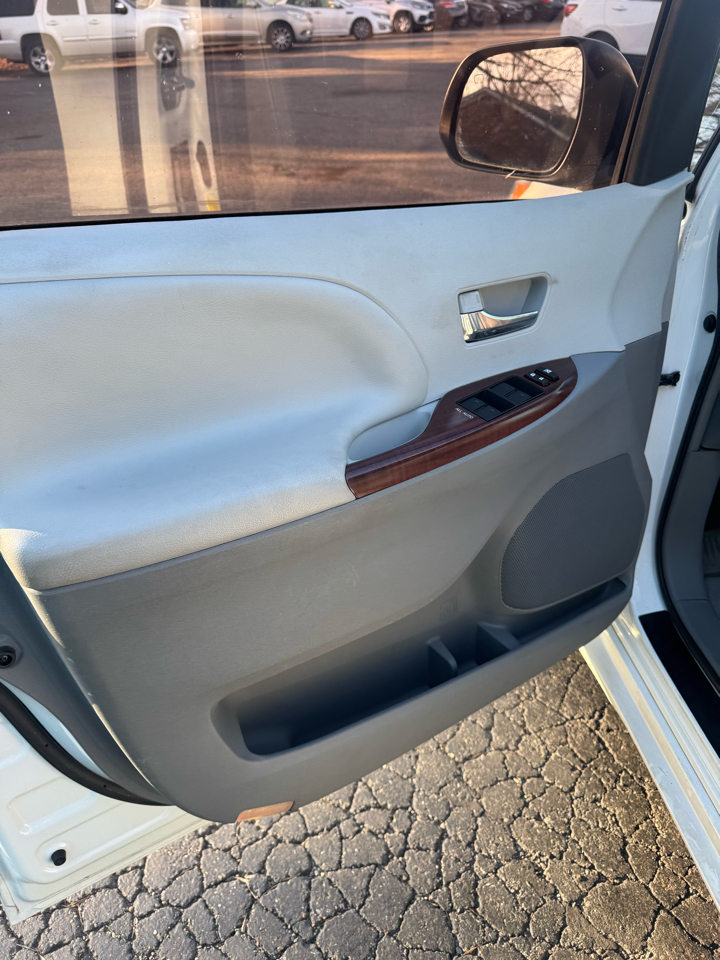 Toyota Sienna 5dr 7-Pass Van V6 XLE AAS FWD (Natl) 2013