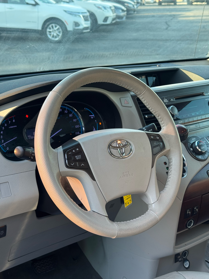 Toyota Sienna 5dr 7-Pass Van V6 XLE AAS FWD (Natl) 2013