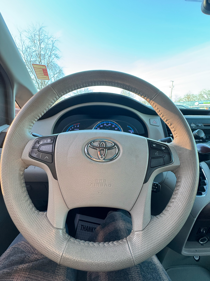 Toyota Sienna 5dr 7-Pass Van V6 XLE AAS FWD (Natl) 2013