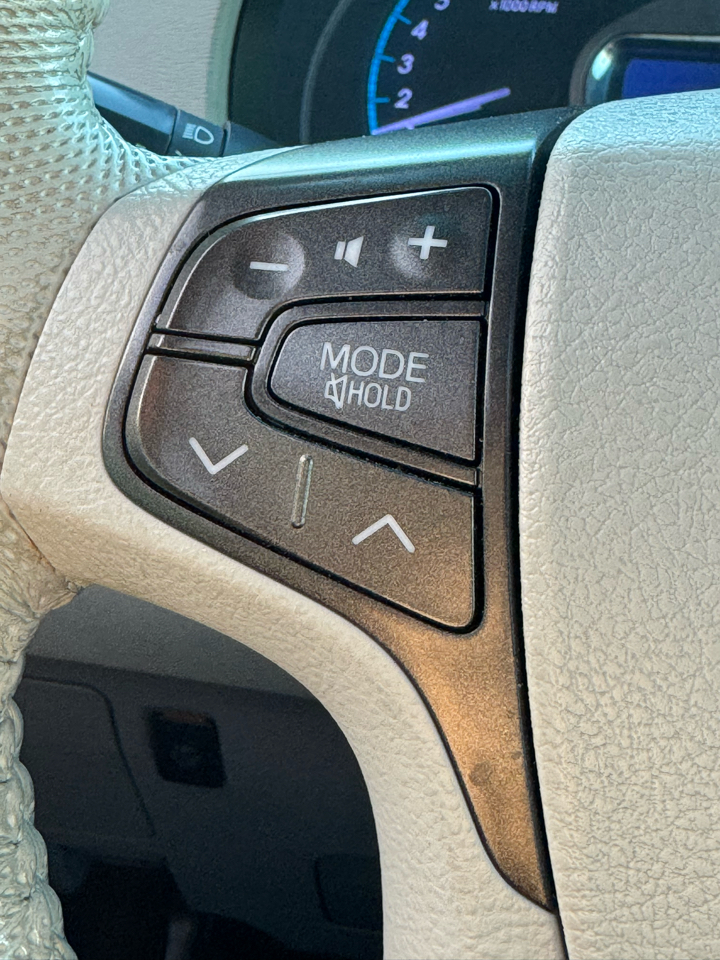 Toyota Sienna 5dr 7-Pass Van V6 XLE AAS FWD (Natl) 2013