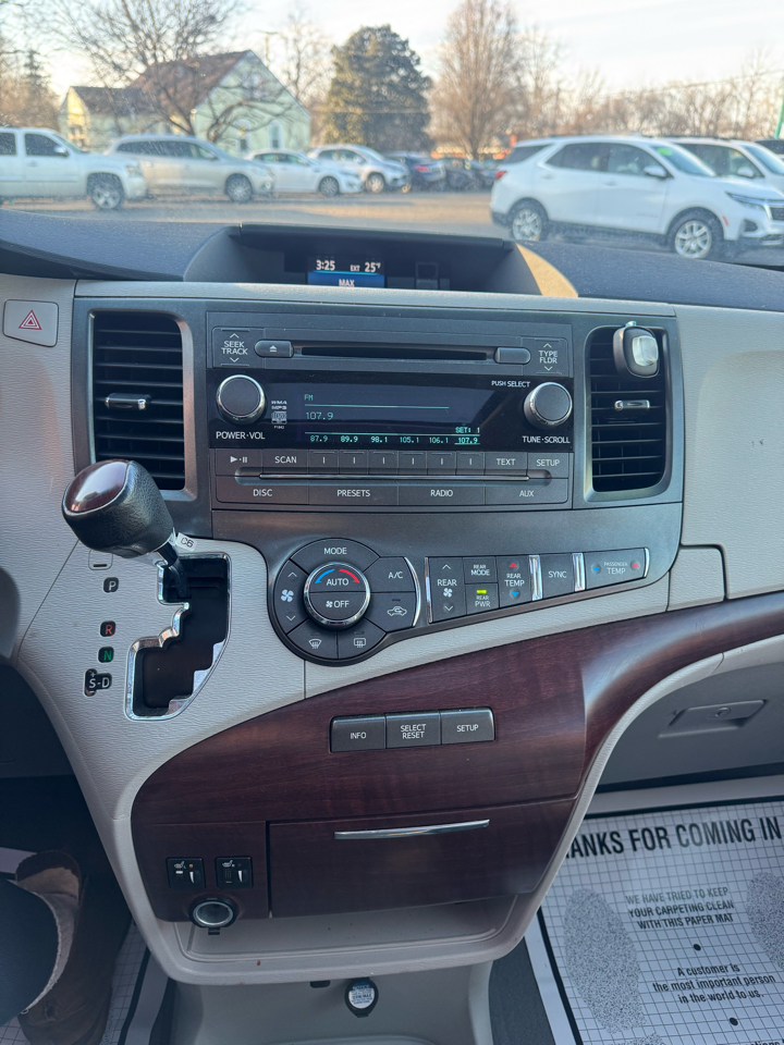 Toyota Sienna 5dr 7-Pass Van V6 XLE AAS FWD (Natl) 2013