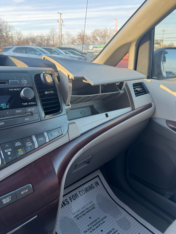 Toyota Sienna 5dr 7-Pass Van V6 XLE AAS FWD (Natl) 2013