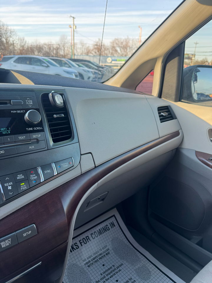 Toyota Sienna 5dr 7-Pass Van V6 XLE AAS FWD (Natl) 2013