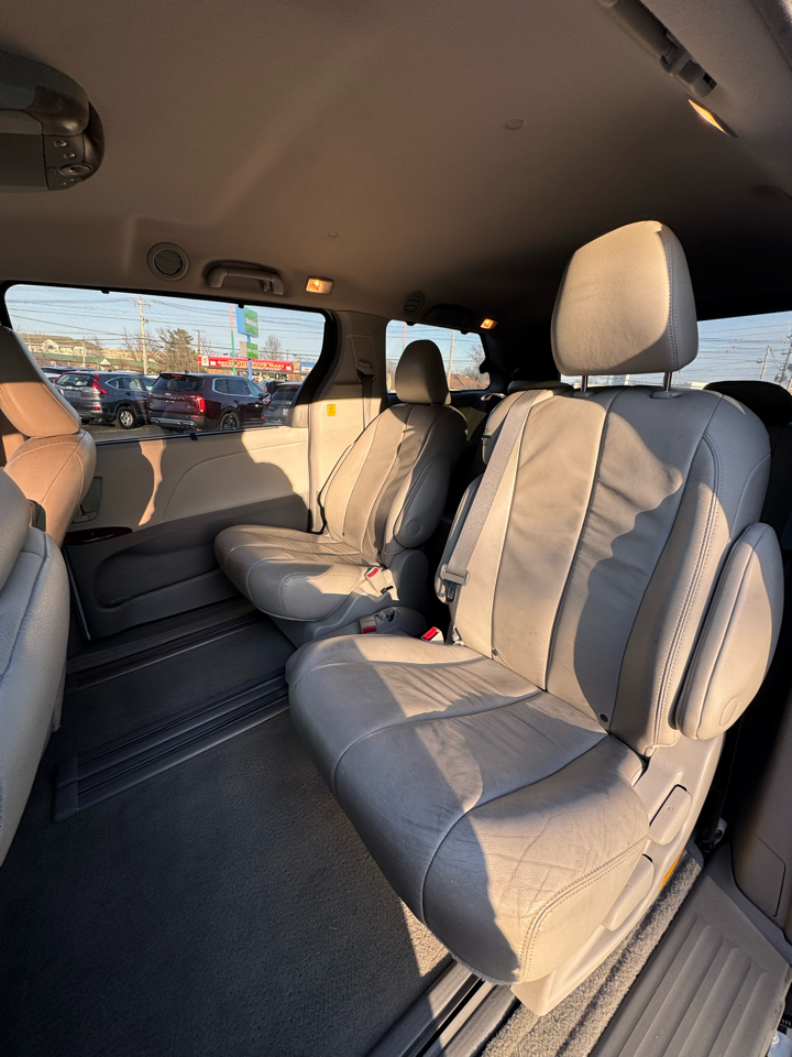 Toyota Sienna 5dr 7-Pass Van V6 XLE AAS FWD (Natl) 2013