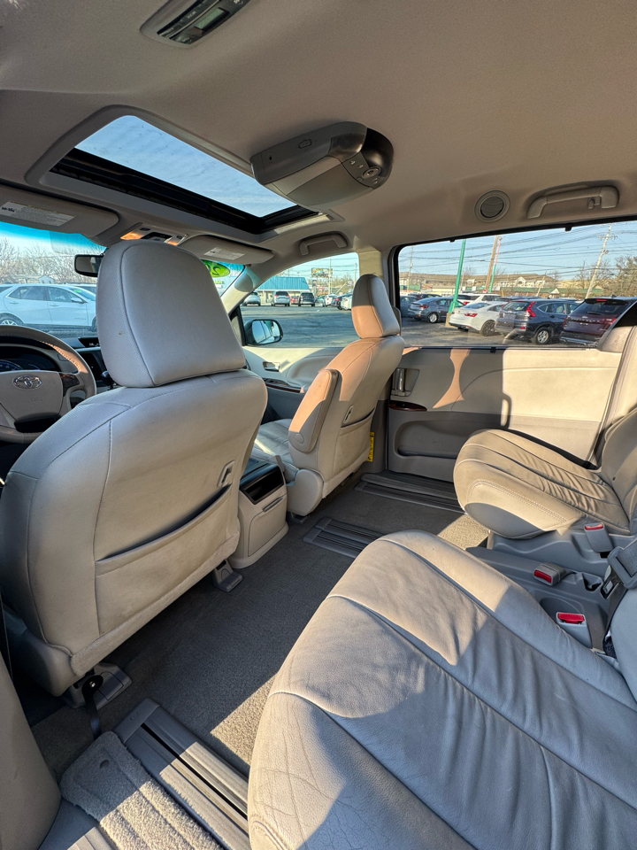 Toyota Sienna 5dr 7-Pass Van V6 XLE AAS FWD (Natl) 2013