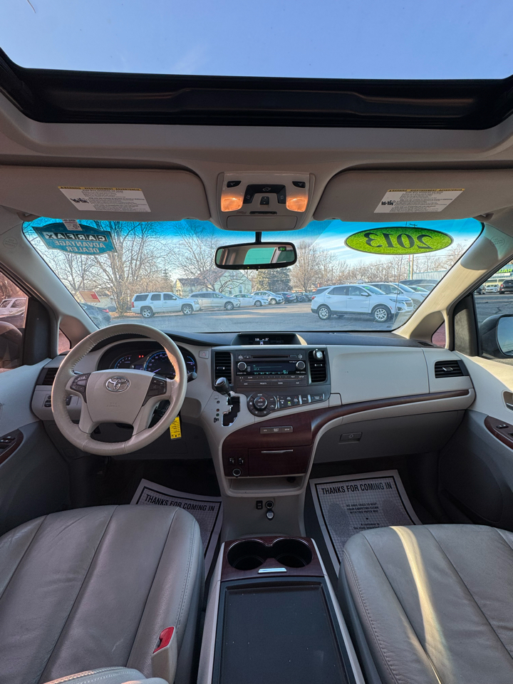 Toyota Sienna 5dr 7-Pass Van V6 XLE AAS FWD (Natl) 2013