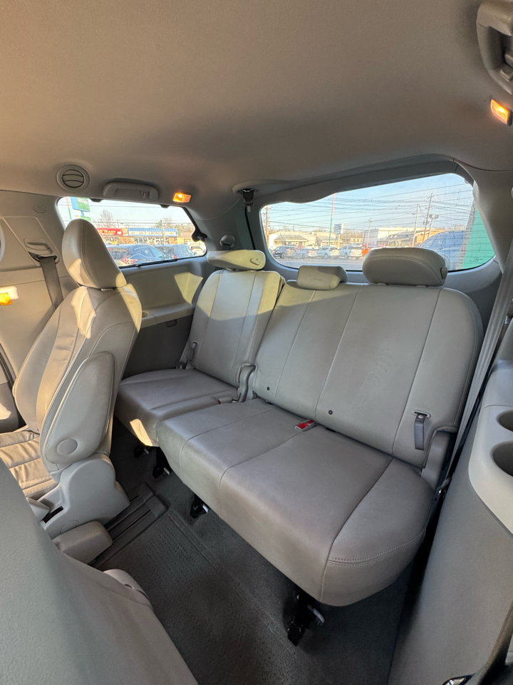 Toyota Sienna 5dr 7-Pass Van V6 XLE AAS FWD (Natl) 2013