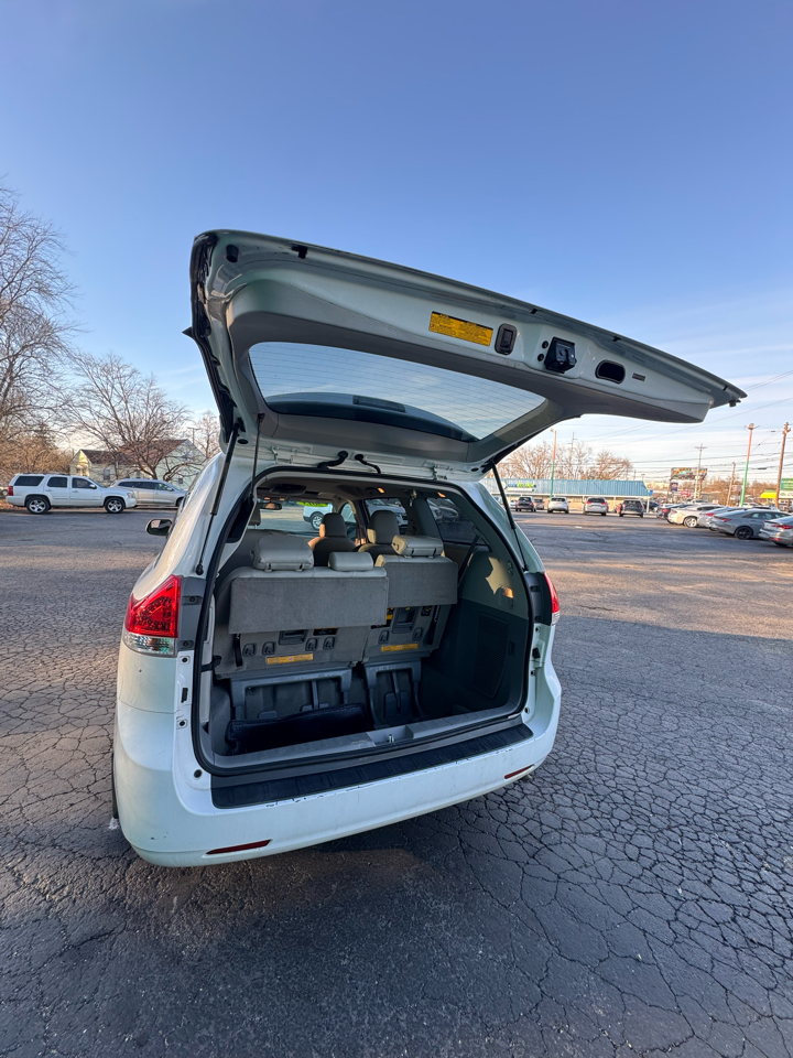 Toyota Sienna 5dr 7-Pass Van V6 XLE AAS FWD (Natl) 2013