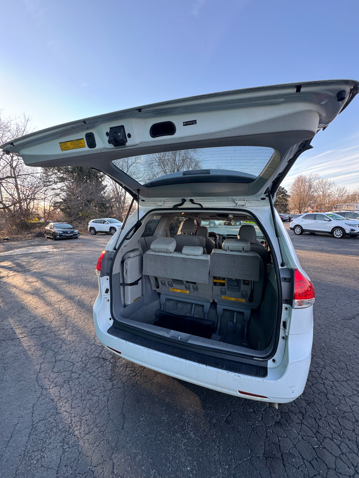 Toyota Sienna 5dr 7-Pass Van V6 XLE AAS FWD (Natl) 2013