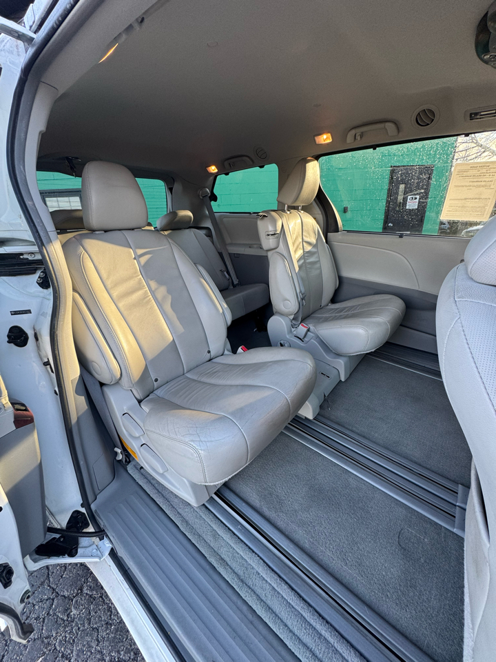 Toyota Sienna 5dr 7-Pass Van V6 XLE AAS FWD (Natl) 2013