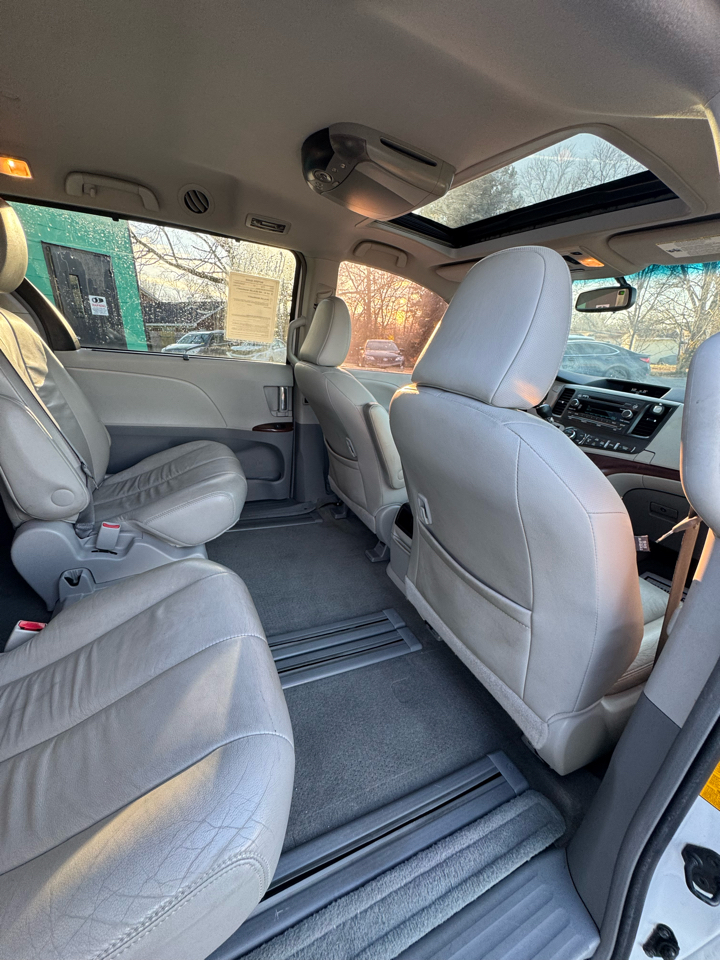 Toyota Sienna 5dr 7-Pass Van V6 XLE AAS FWD (Natl) 2013