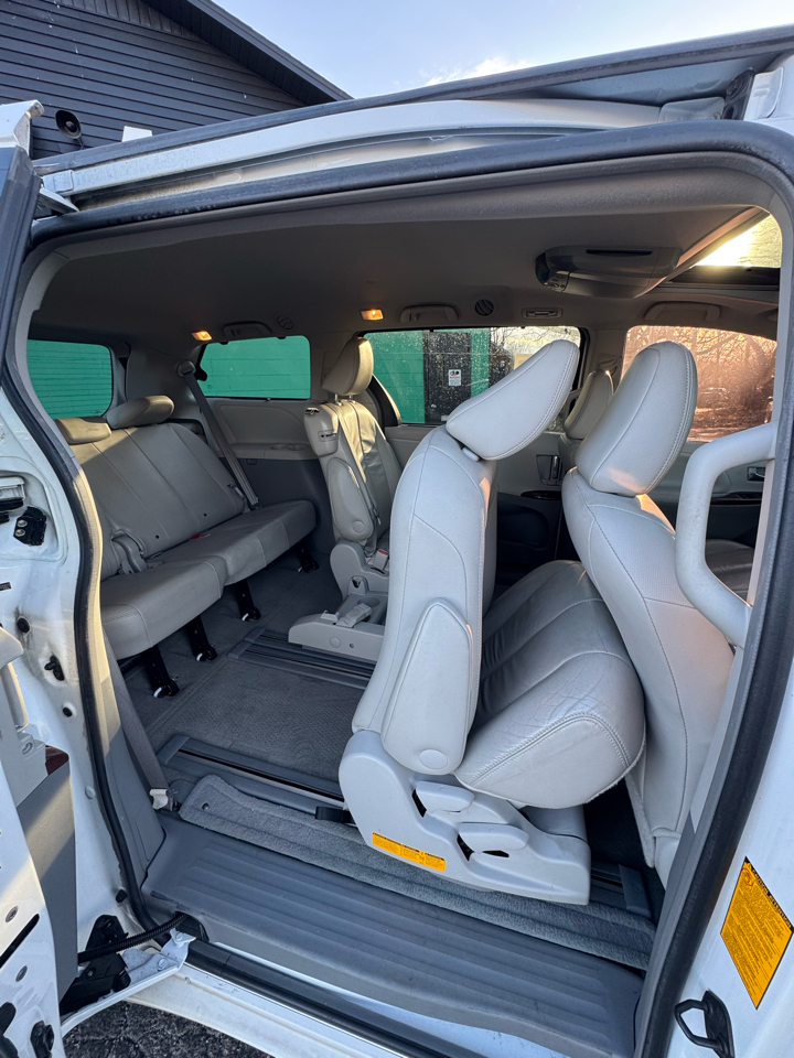 Toyota Sienna 5dr 7-Pass Van V6 XLE AAS FWD (Natl) 2013