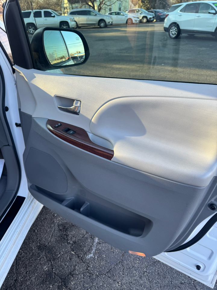 Toyota Sienna 5dr 7-Pass Van V6 XLE AAS FWD (Natl) 2013