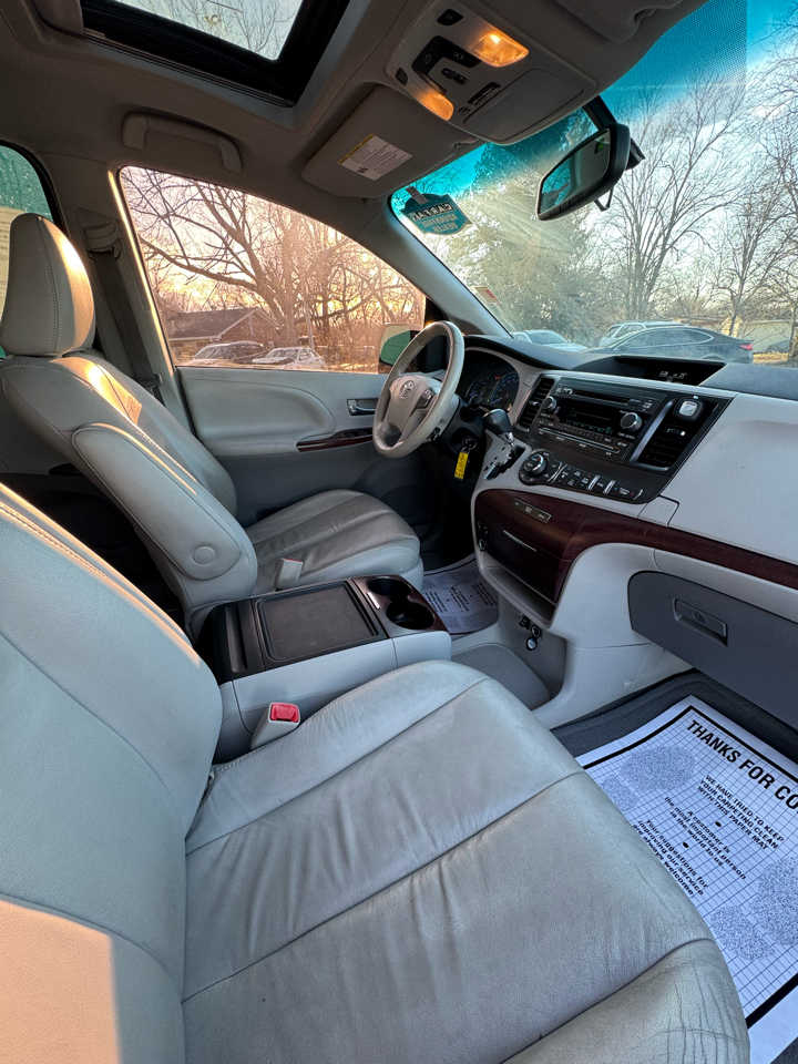 Toyota Sienna 5dr 7-Pass Van V6 XLE AAS FWD (Natl) 2013