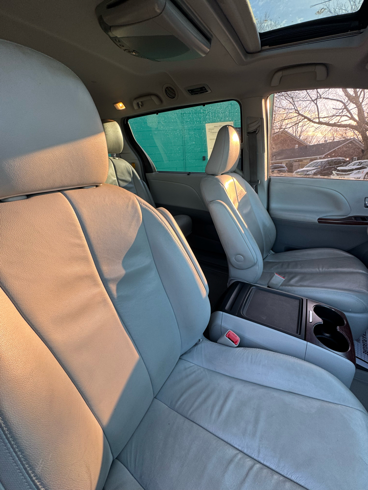 Toyota Sienna 5dr 7-Pass Van V6 XLE AAS FWD (Natl) 2013