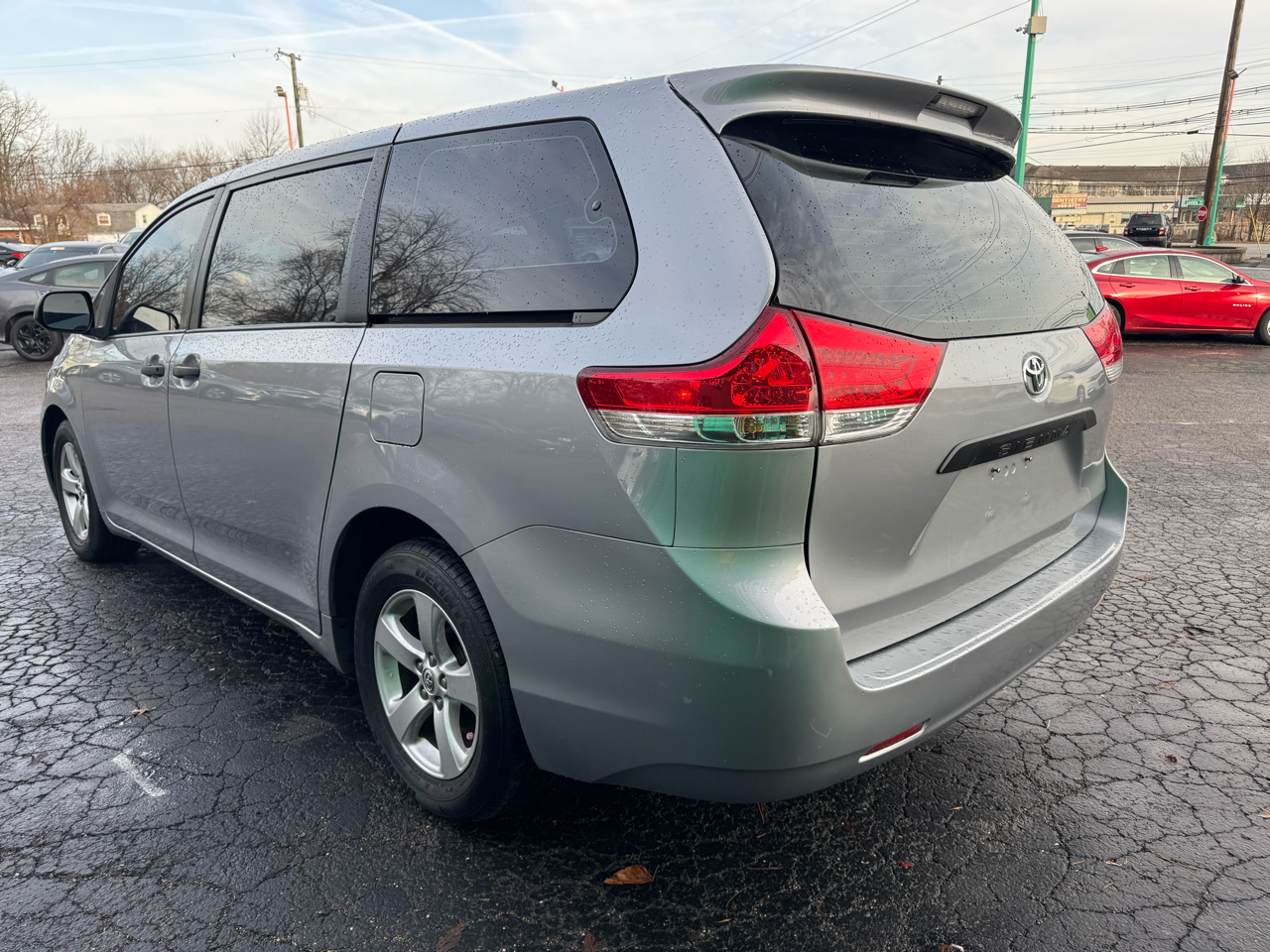 Toyota Sienna 5dr 7-Pass Van V6 L FWD (Natl) 2013