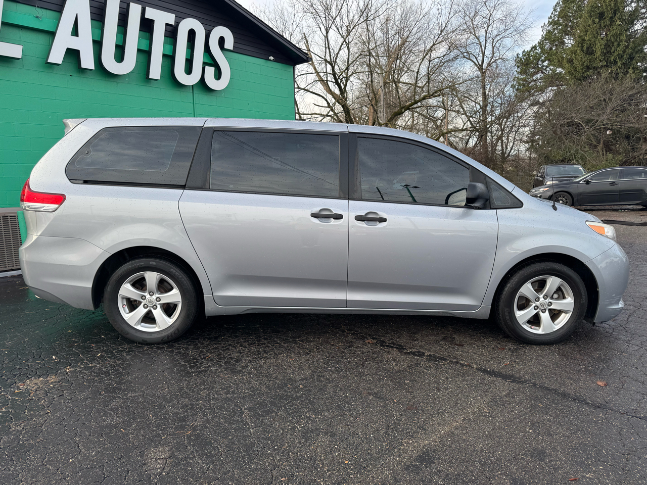 Toyota Sienna 5dr 7-Pass Van V6 L FWD (Natl) 2013