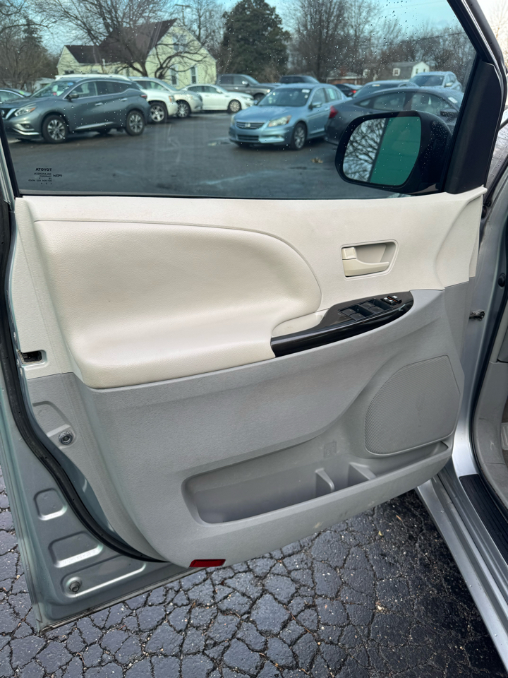 Toyota Sienna 5dr 7-Pass Van V6 L FWD (Natl) 2013