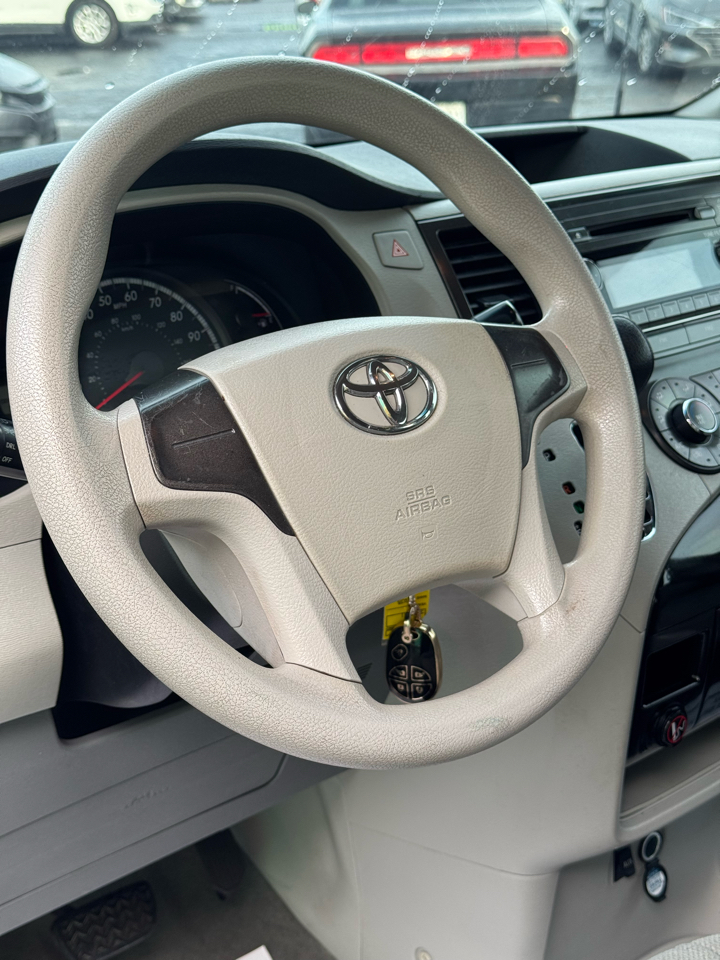 Toyota Sienna 5dr 7-Pass Van V6 L FWD (Natl) 2013