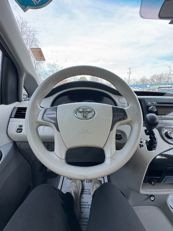 Toyota Sienna 5dr 7-Pass Van V6 L FWD (Natl) 2013