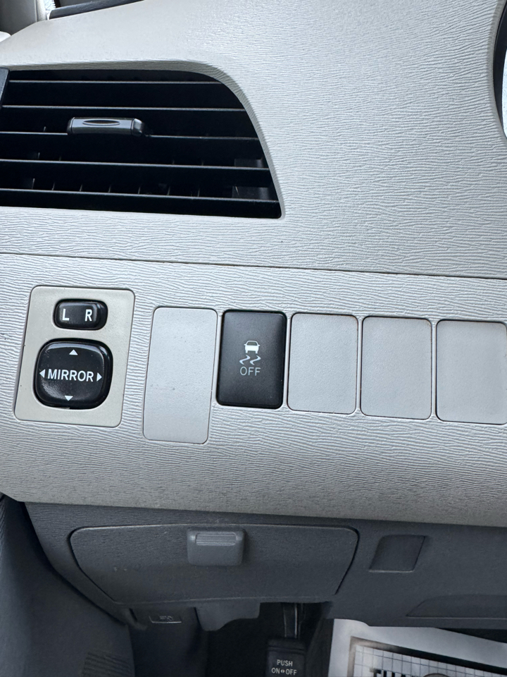 Toyota Sienna 5dr 7-Pass Van V6 L FWD (Natl) 2013