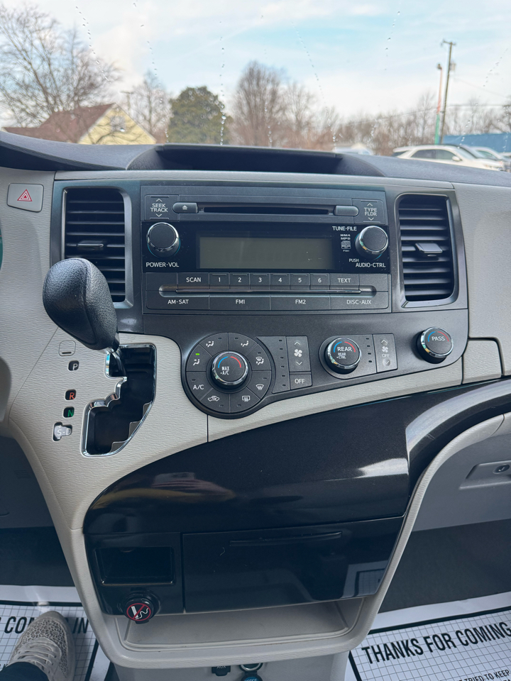 Toyota Sienna 5dr 7-Pass Van V6 L FWD (Natl) 2013