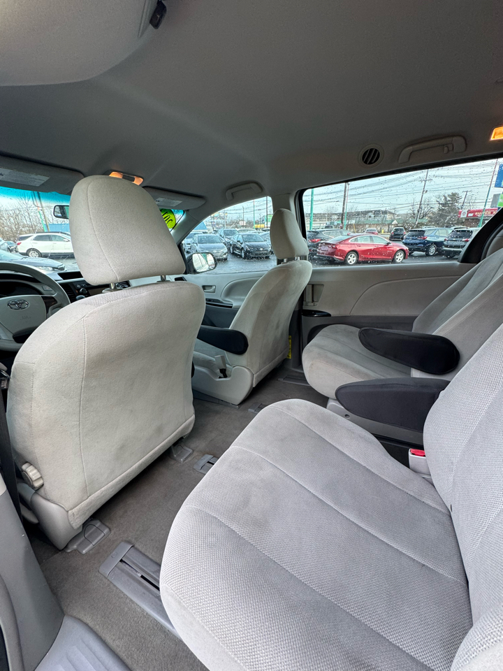 Toyota Sienna 5dr 7-Pass Van V6 L FWD (Natl) 2013
