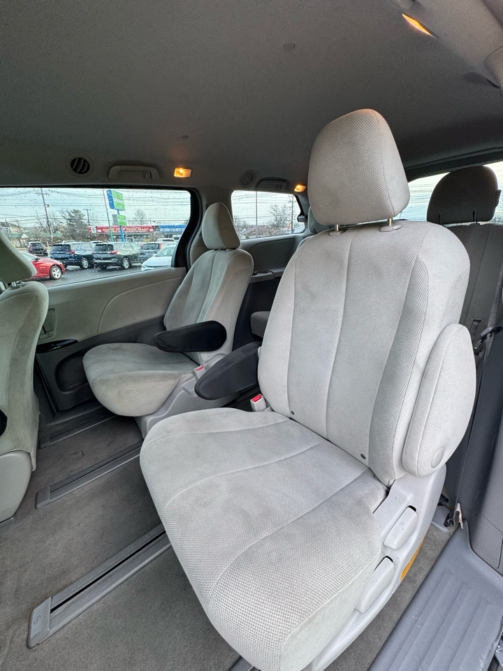 Toyota Sienna 5dr 7-Pass Van V6 L FWD (Natl) 2013