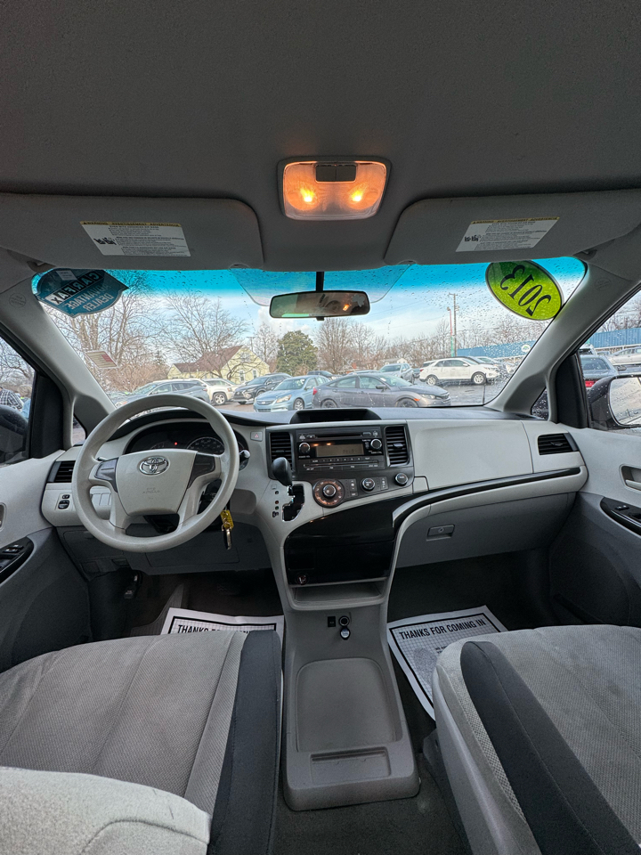 Toyota Sienna 5dr 7-Pass Van V6 L FWD (Natl) 2013