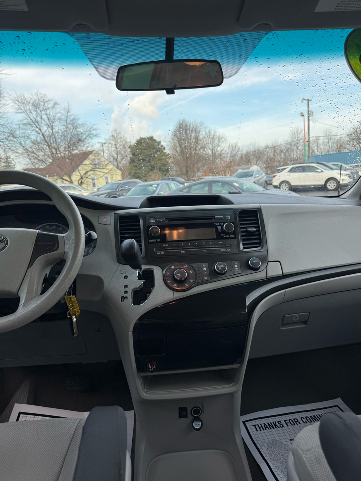 Toyota Sienna 5dr 7-Pass Van V6 L FWD (Natl) 2013