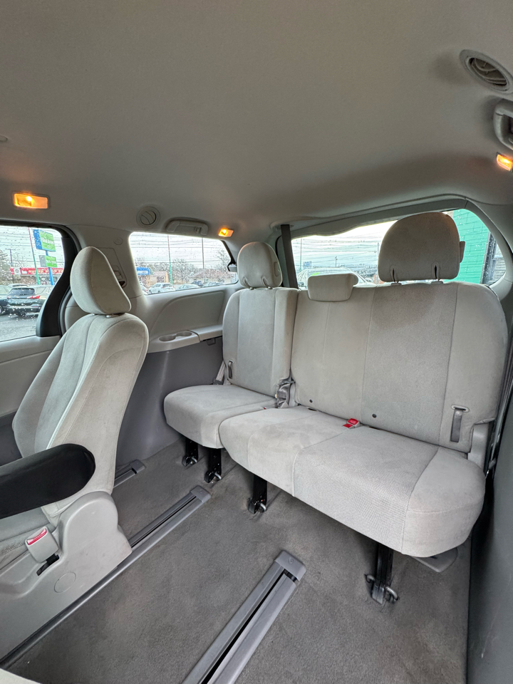 Toyota Sienna 5dr 7-Pass Van V6 L FWD (Natl) 2013