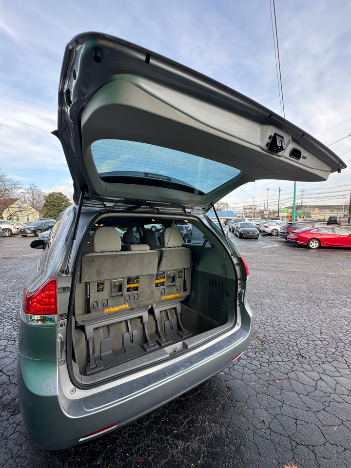 Toyota Sienna 5dr 7-Pass Van V6 L FWD (Natl) 2013