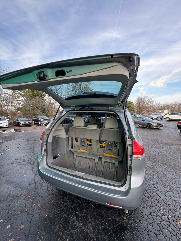 Toyota Sienna 5dr 7-Pass Van V6 L FWD (Natl) 2013