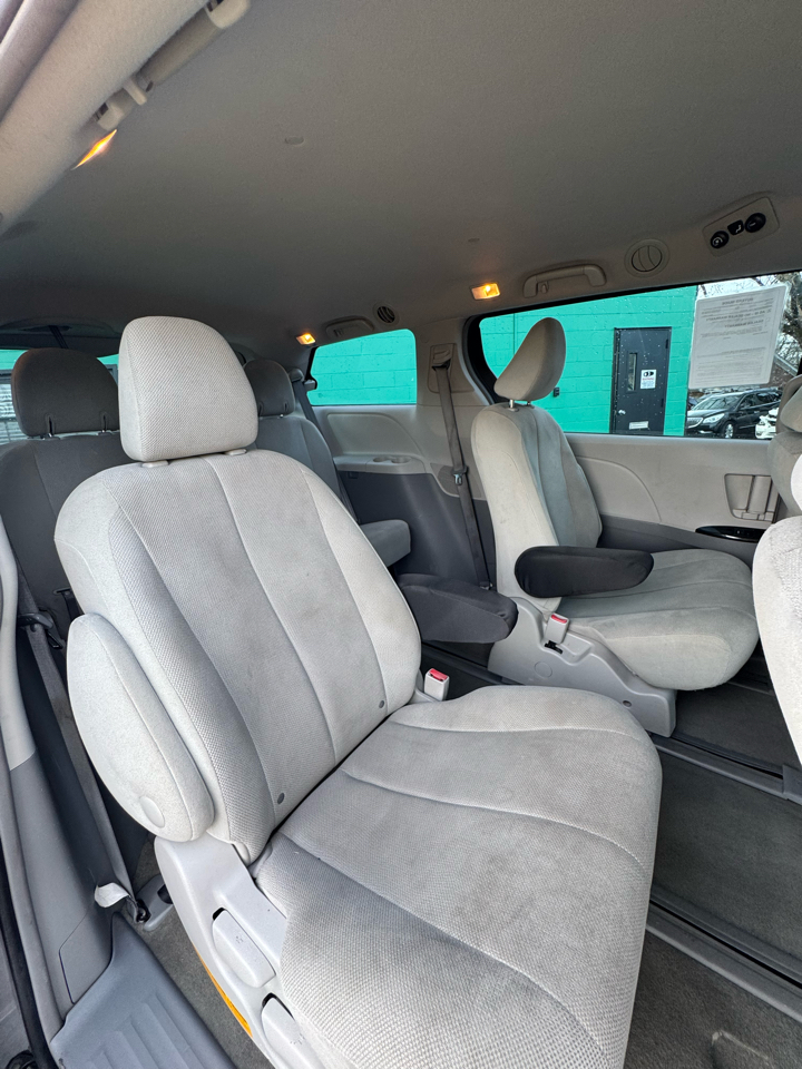 Toyota Sienna 5dr 7-Pass Van V6 L FWD (Natl) 2013