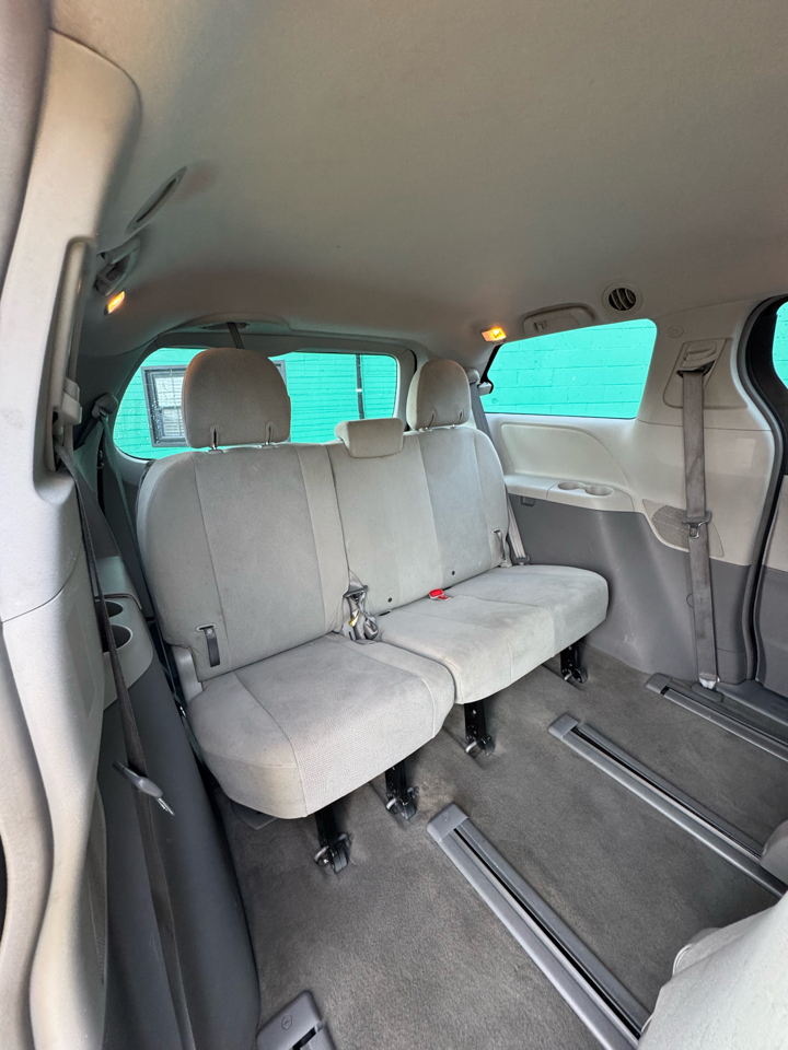 Toyota Sienna 5dr 7-Pass Van V6 L FWD (Natl) 2013