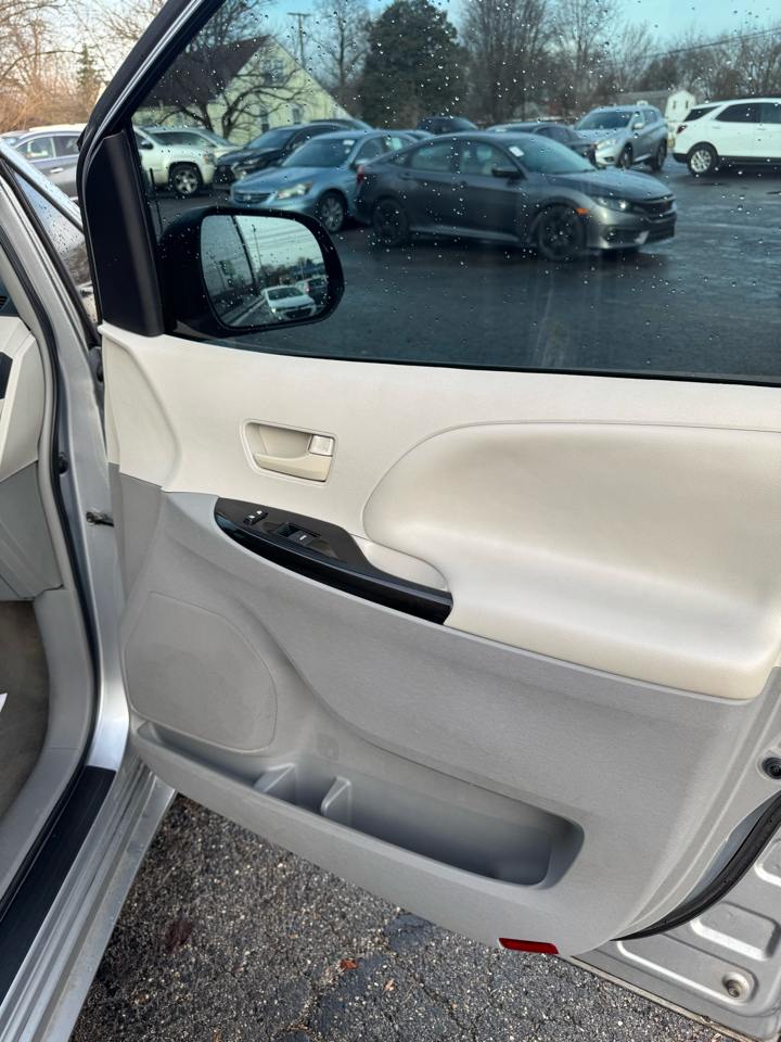 Toyota Sienna 5dr 7-Pass Van V6 L FWD (Natl) 2013