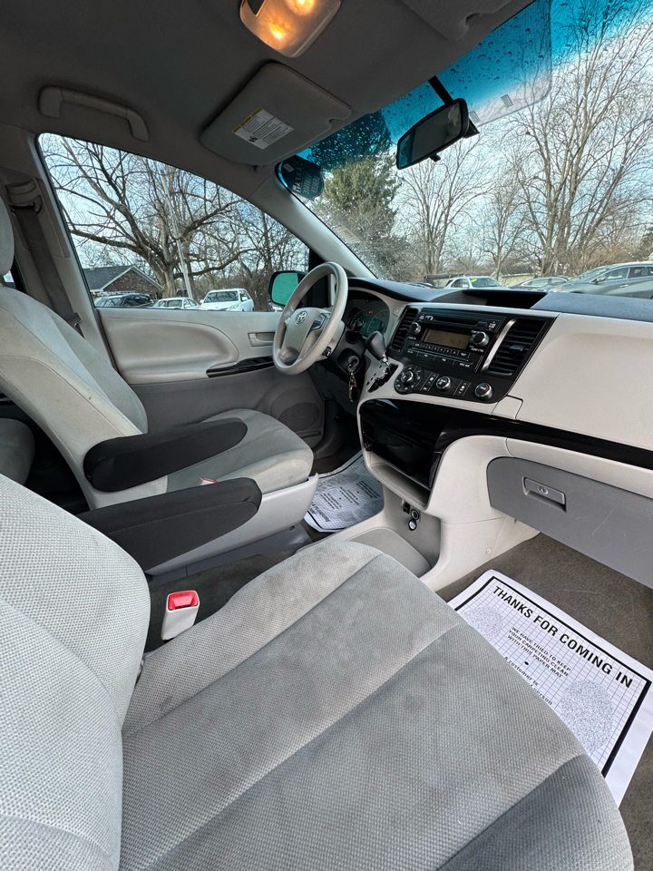 Toyota Sienna 5dr 7-Pass Van V6 L FWD (Natl) 2013