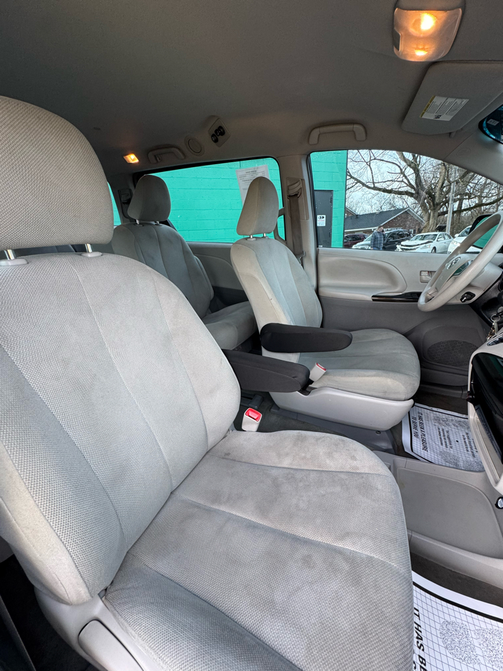 Toyota Sienna 5dr 7-Pass Van V6 L FWD (Natl) 2013