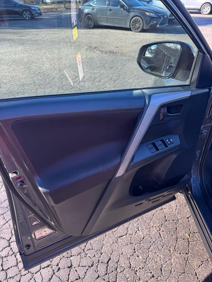 Toyota RAV4 LE FWD (Natl) 2017