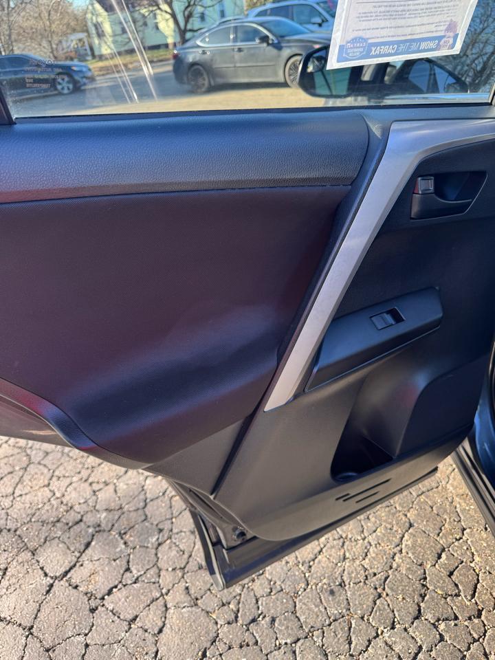 Toyota RAV4 LE FWD (Natl) 2017