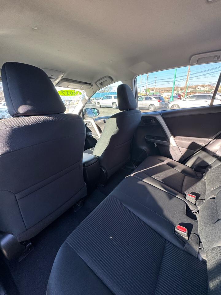 Toyota RAV4 LE FWD (Natl) 2017