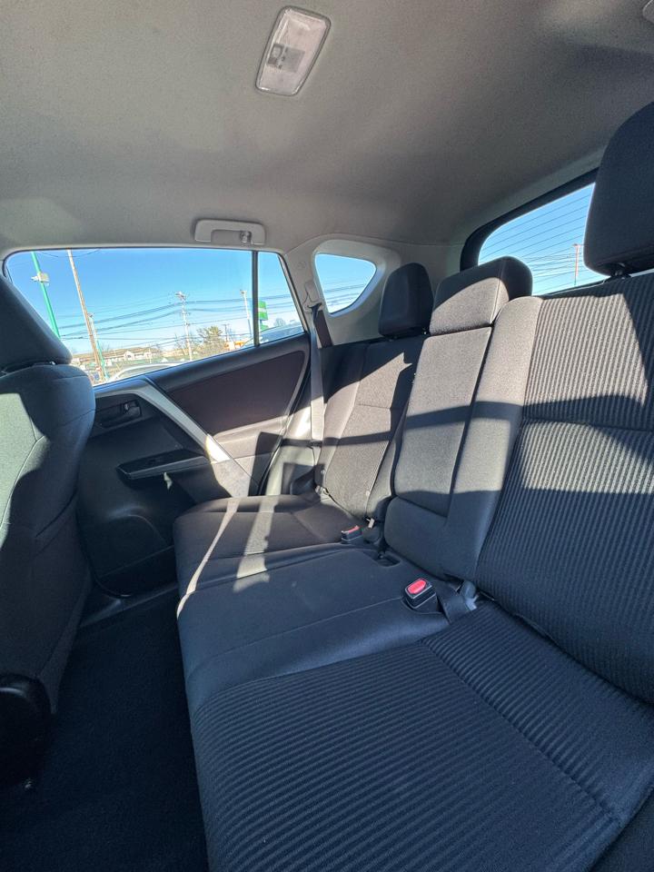 Toyota RAV4 LE FWD (Natl) 2017