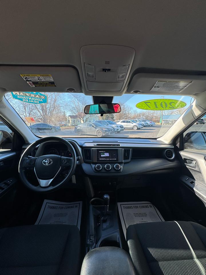 Toyota RAV4 LE FWD (Natl) 2017