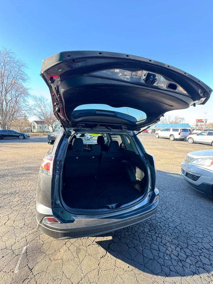 Toyota RAV4 LE FWD (Natl) 2017